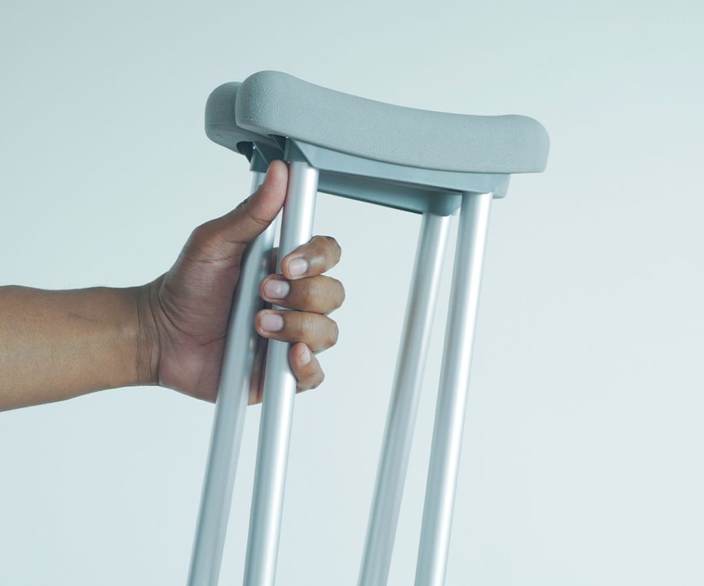 No período de recuperação após prótese de quadril, as muletas podem ser grandes aliadas