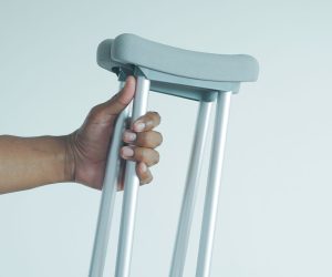 No período de recuperação após prótese de quadril, as muletas podem ser grandes aliadas